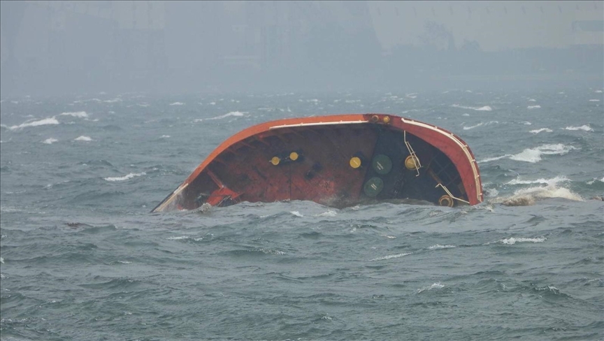 Manila combats oil spill after massive tanker capsizes off Philippines
