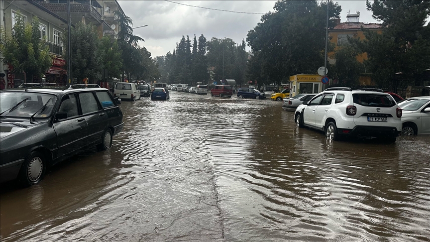 Isparta, Osmaniye ve Afyonkarakisar'da sağanak etkili oldu