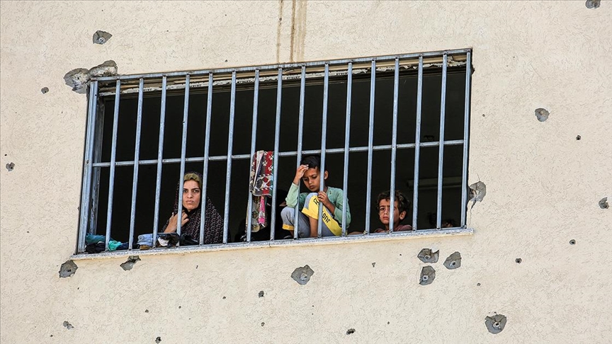 Han Yunus'ta İsrail'in saldırılarından kaçan Filistinlilerin sığınağı "hapishane" oldu