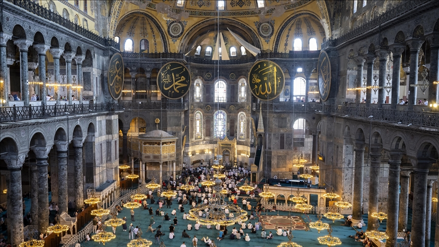 جامع “آيا صوفيا”.. قلب إسطنبول النابض بالعراقة والإيمان