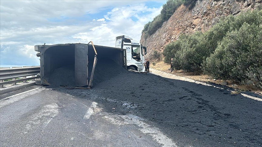 Kocaeli'de devrilen tır nedeniyle kapanan D-100 kara yolu İstanbul istikameti ulaşıma açıldı