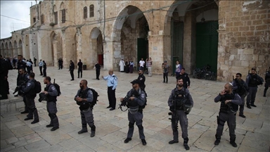 شرطة إسرائيل تمنع مئات الفلسطينيين من أداء صلاة الجمعة بالأقصى