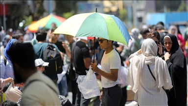 İran'da aşırı sıcaklar nedeniyle tüm kamu kurumları yarın saat 10.00'dan sonra tatil edildi