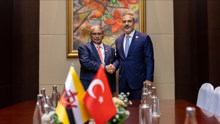 Turkish foreign minister holds bilateral talks on sidelines of ASEAN summit