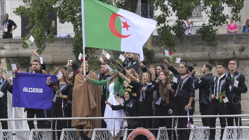 Алжирские спортсмены бросили в Сену розы в память о жертвах «Парижской резни» 