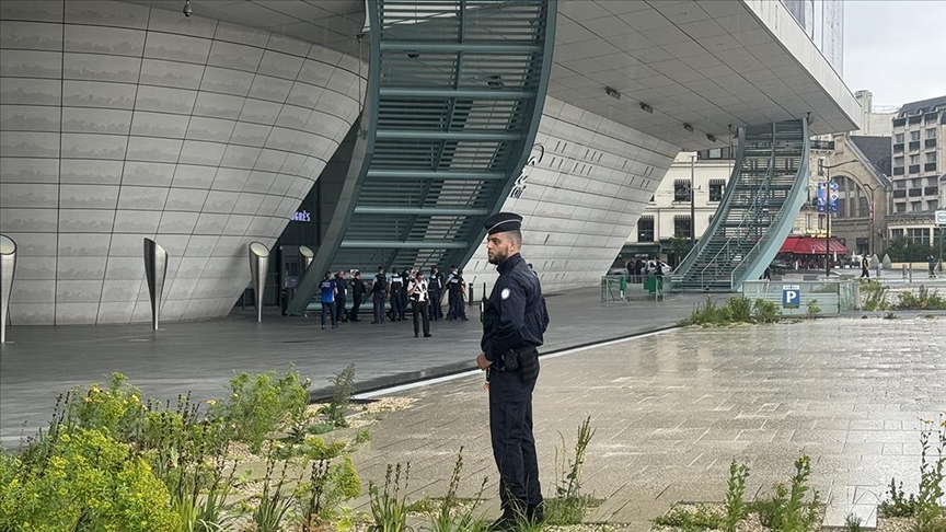 Paris Medya Merkezi'nin bulunduğu bölge, "patlama riski" nedeniyle bir süre kapatıldı