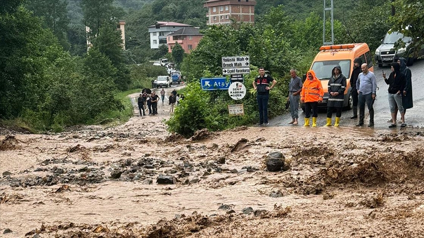Sağanak bazı illerde hayatı olumsuz etkiledi