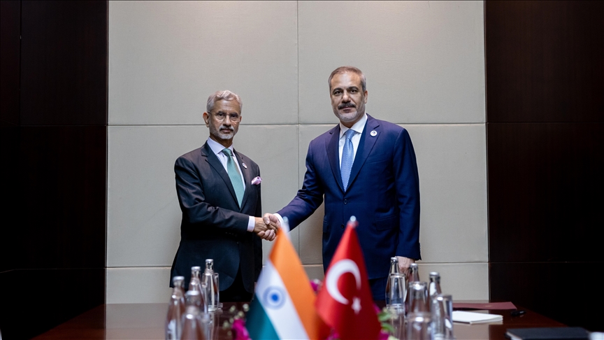 Глава МИД Турции провел встречи с коллегами из Индии и Брунея  