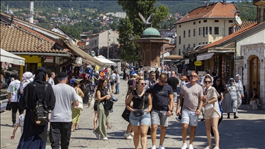 Uprkos velikim vrućinama: Brojni turisti na ulicama Sarajeva