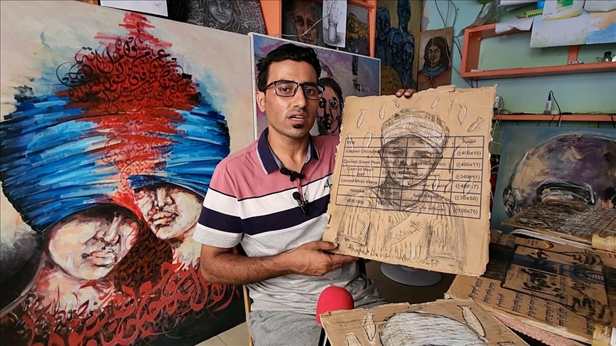 "صوت معاناة وأمل".. فلسطيني يوثق مشاهد حرب غزة على كراتين مساعدات (تقرير)