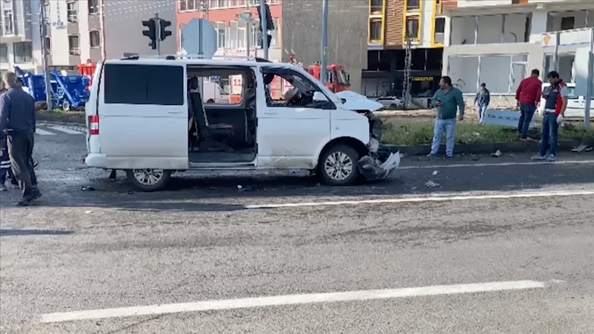 Kars'ta otomobil ile hafif ticari aracın çarpıştığı kazada 13 kişi yaralandı
