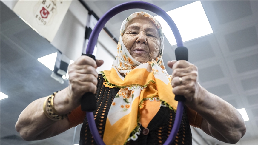 Hacer Oruc, 84-godišnja Turkinja, sportom se bori protiv Parkinsonove bolesti