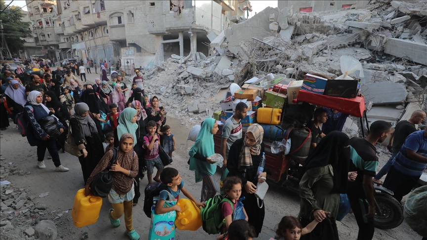 Bureyc Kampı'ndaki binlerce Gazzeli, saldırı ihtimaline karşı yerlerini terk etmek zorunda kaldı