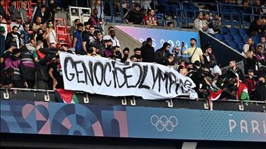 Olimpiyatlardaki futbol maçında İsrail'i protesto için "Soykırım Olimpiyatları" pankartı açıldı