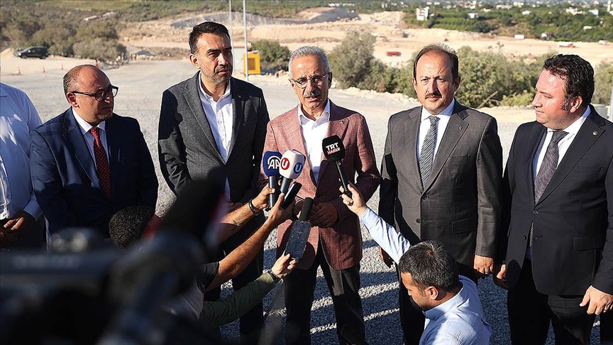 Bakan Uraloğlu: Mersin'deki otoyol projesi bittiğinde, Çeşmeli-Kızkalesi kesimi 18-20 dakikada geçilebilecek