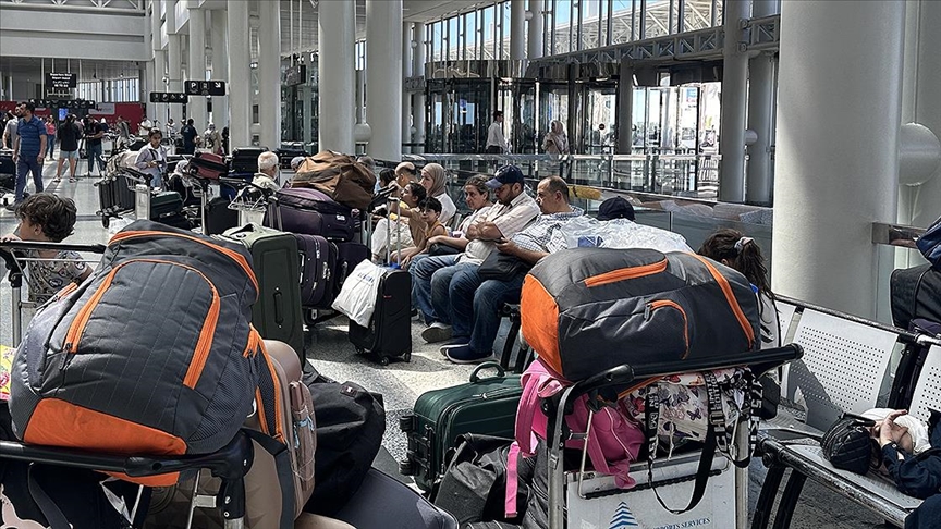 Beyrut Havalimanı'nda izdiham yaşandı! Savaşın ayak seslerinden kaçış Beyrut Havalimanı'nda İsrail'in olası saldırısına karşı iptal edilen uçak  seferleri nedeniyle birçok yolcu mağdur