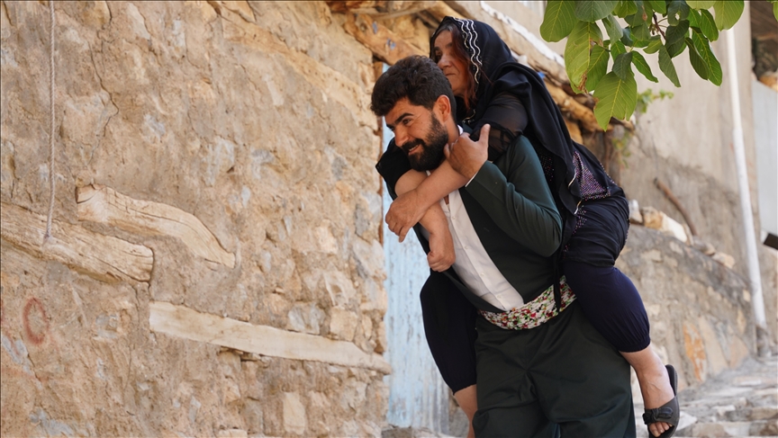 وەفای گەنجێک بۆ دایکە نەخۆشەکەی بووەتە جێی سەرنجی هەمووان