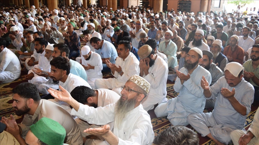 Thousands of Kashmiris pray for rain amid heat wave, dry spell Thousands of Kashmiris pray for rain amid heat wave, dry spell