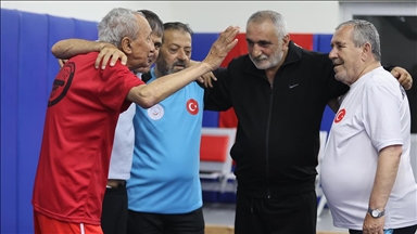 Huzurevi bocce takımının kaptanlığı 78 yaşındaki "Şahin Amca"ya emanet