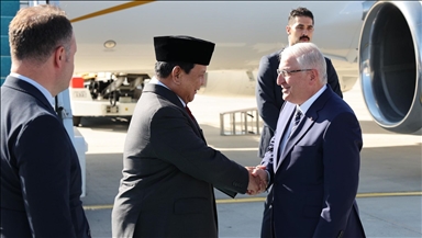 الرئيس الإندونيسي يصل تركيا في زيارة رسمية