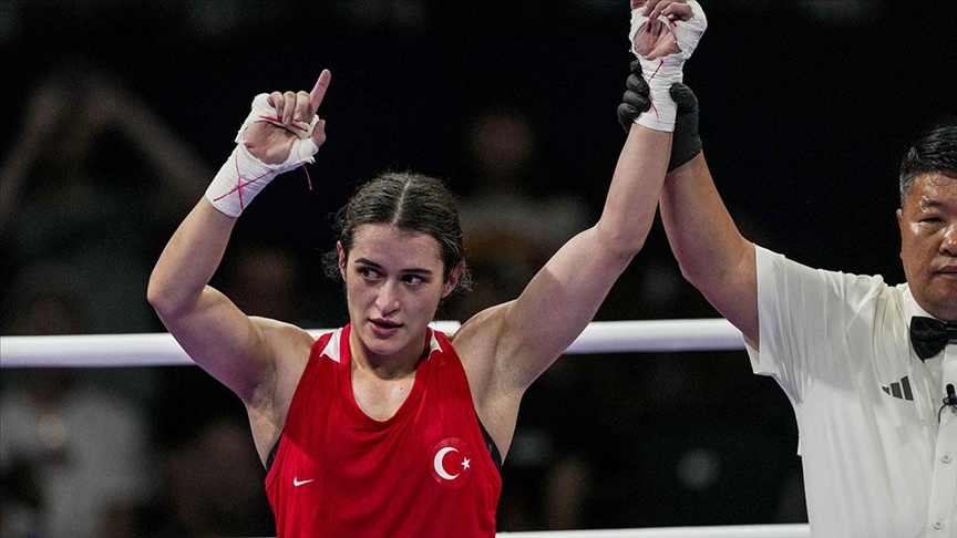 Milli boksör Esra Yıldız Kahraman, rakibini eleyerek son 16 turuna yükseldi