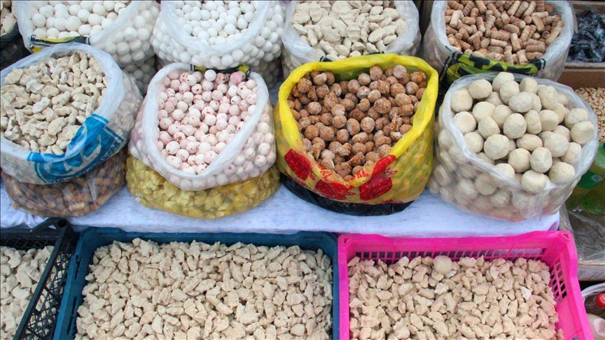 В Кыргызстане растет популярность продукта ручного приготовления - Курута