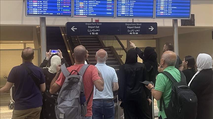 Beyrut Havalimanı'nda izdiham yaşandı! Savaşın ayak seslerinden kaçış İsrail'in saldırı tehdidi nedeniyle Beyrut Havalimanı'ndaki uçuşlarda  yaşanan iptaller devam ediyor