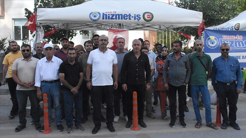 Van'da işten çıkarılan belediye çalışanları eylemlerine devam ediyor