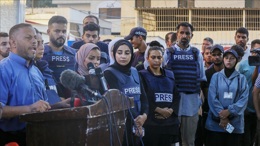 غزة.. صحفيون ينظمون وقفة للتنديد بقتل إسرائيل مراسل ومصور للجزيرة