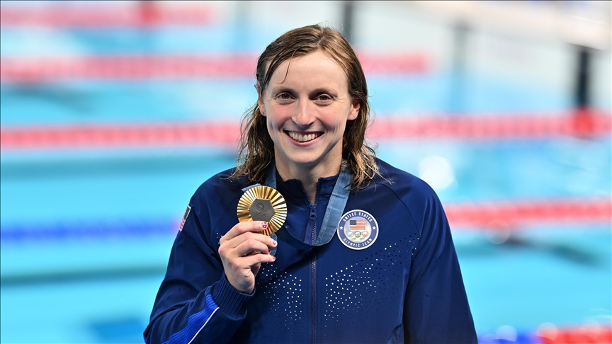 ABD'li yüzücü Katie Ledecky, kendisine ait olimpiyat rekorunu geliştirerek altın madalya kazandı