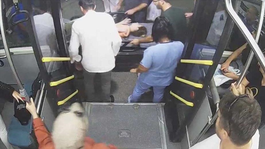 Sakarya'da belediye otobüsü şoförü, fenalaşan yolcuyu hastaneye yetiştirdi 