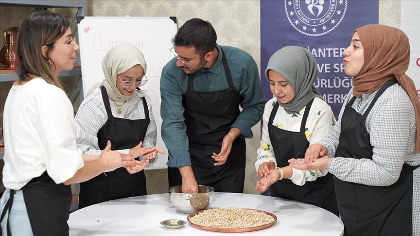 Gastronomi kentinde "Mutfakta Ata Mirası" projesiyle gençler yöresel yemeklerle tanışıyor