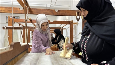 Erkek işi olarak bilinen Siirt battaniyesi üretimine kadın eli değdi