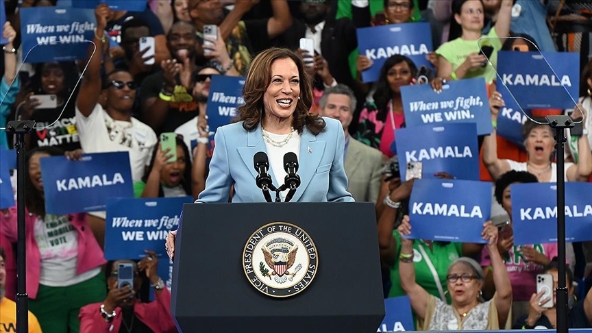 Harris, etnik kökeniyle ilgili yorumda bulunan Trump'ın "bölücülük ve saygısızlık" yaptığını savundu