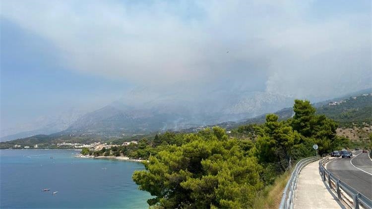 Požari u regiji: Kratkotrajna kiša pomogla vatrogascima u Dalmaciji, vatra još aktivna