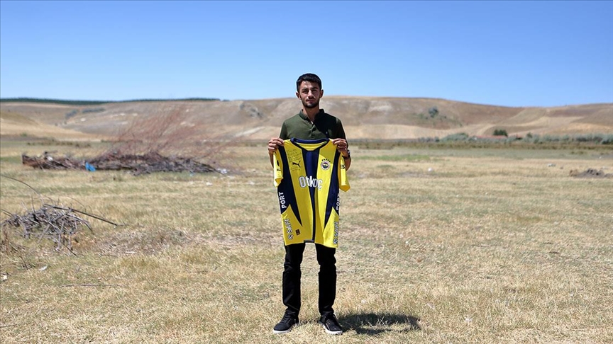 Tarlasına traktörle "Fenerbahçe" yazan çiftçi, Ali Koç'un davetiyle Kadıköy'de maç izledi