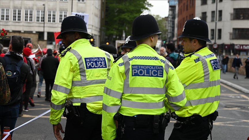 Several police officers injured during far-right, anti-fascist clashes in several UK cities