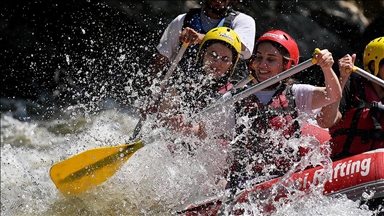 Adrenalin tutkunları Melen Çayı'nda rafting yaptı