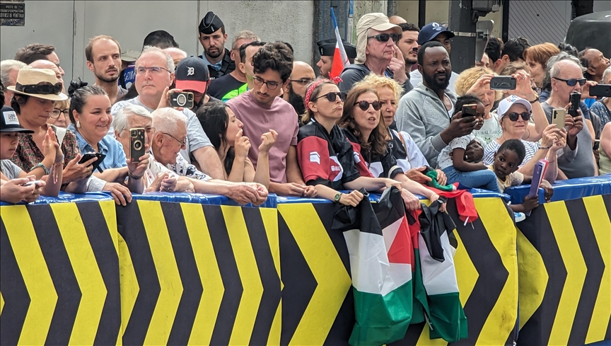 Protesters in Paris show solidarity with Palestine during Olympic cycling competition
