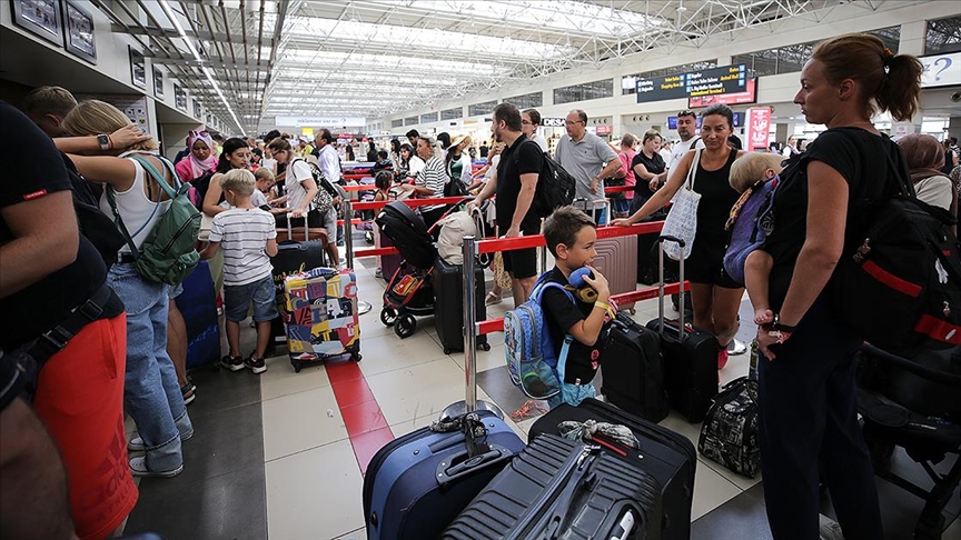 Antalya Havalimanı'nda dün uçak trafiği ve yolcu sayısında rekor kırıldı