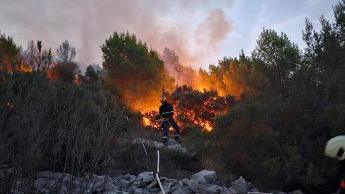 Hrvatska: Požarišta u Tučepima i Vrsinama i dalje pod nadzorom vatrogasaca