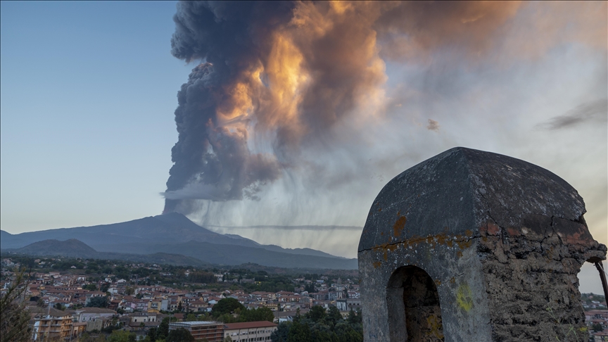 Glavni aerodrom na Siciliji obustavio letove zbog erupcije vulkana Etna