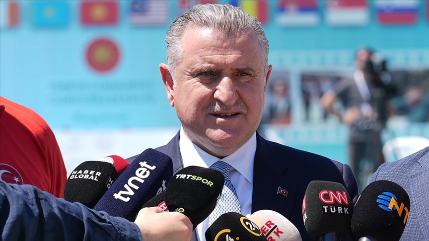 Bakan Bak, Avrupa Takımlar Şampiyonası'nda birinci olan milli golfçüleri kutladı