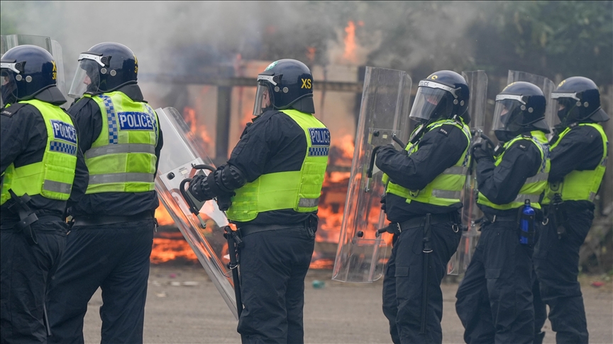 Royaume-Uni : 56 policiers blessés alors que les manifestations d'extrême droite s'étendent