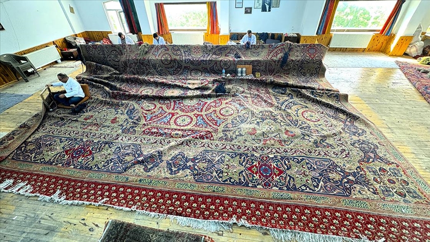 Osmanlı Devleti'nin Barış Sarayı'na hediyesi Hereke halısı Aksaray'da restore ediliyor