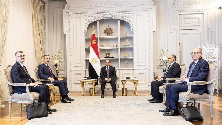 Le chef de la diplomatie turque reçu par le président égyptien al-Sissi