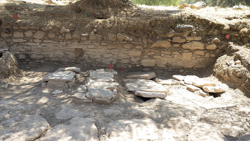 Aydın'daki Nysa Antik Kenti'nde yaklaşık bin yıllık 47 mezar bulundu