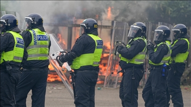 Royaume-Uni : 56 policiers blessés alors que les manifestations d'extrême droite s'étendent