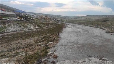 Kars'ta sel nedeniyle ev ve ahırlar zarar gördü 