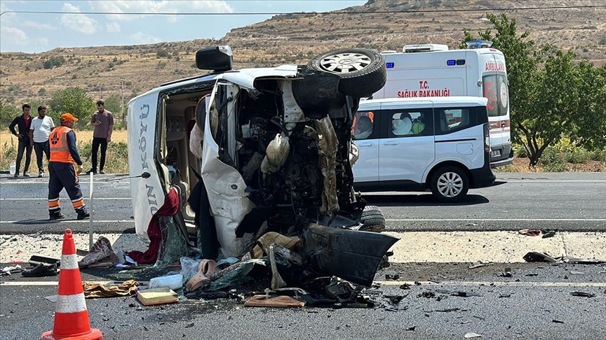 Nevşehir'de minibüs ile otomobilin çarpıştığı kazada 13 kişi yaralandı